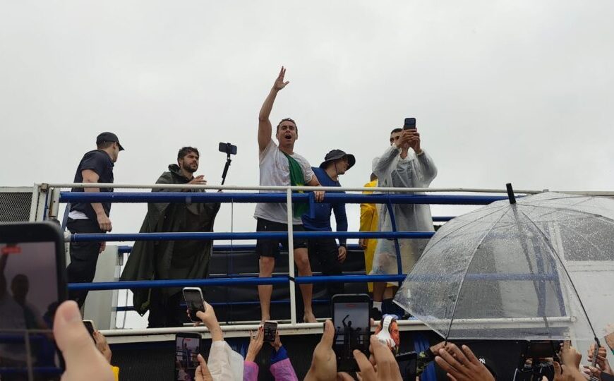 “Moraes, o Brasil não tem medo de você”, diz Nikolas em discurso ao fim de caminhada