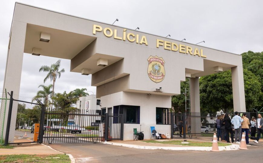 Bolsonaro recebe alta hospitalar e retorna à prisão na PF