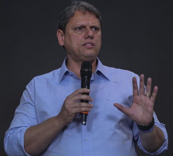 Tarcísio reafirma lealdade a Bolsonaro e descarta disputa&hellip;