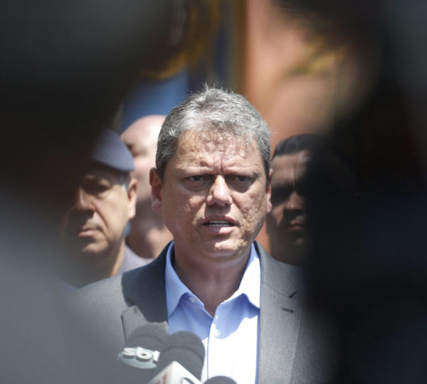 Tarcísio curte comentário da esposa sobre “novo CEO”&hellip;