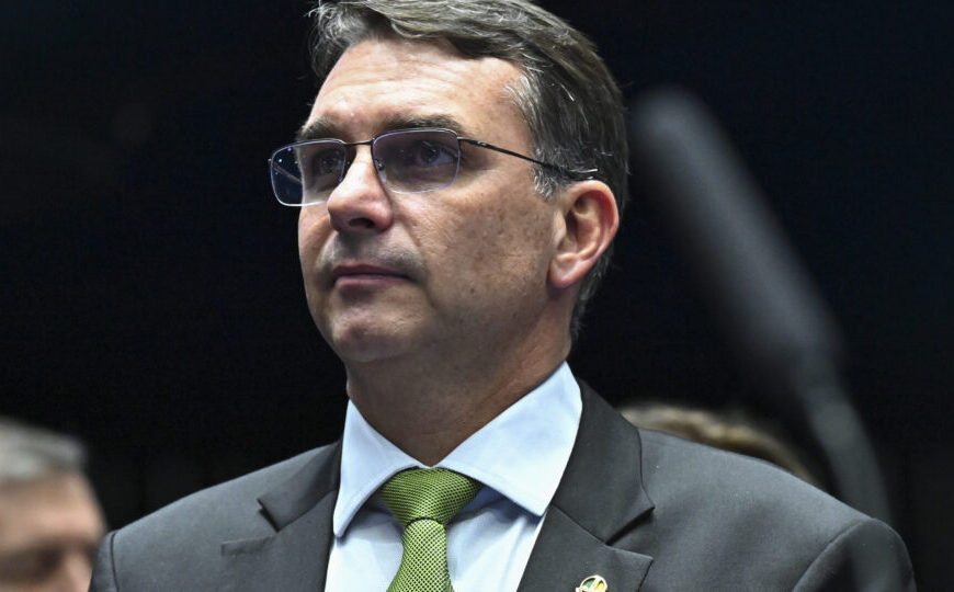 Em entrevista a site da Europa, Flávio Bolsonaro diz que Judiciário do Brasil foi “aparelhado por Lula”