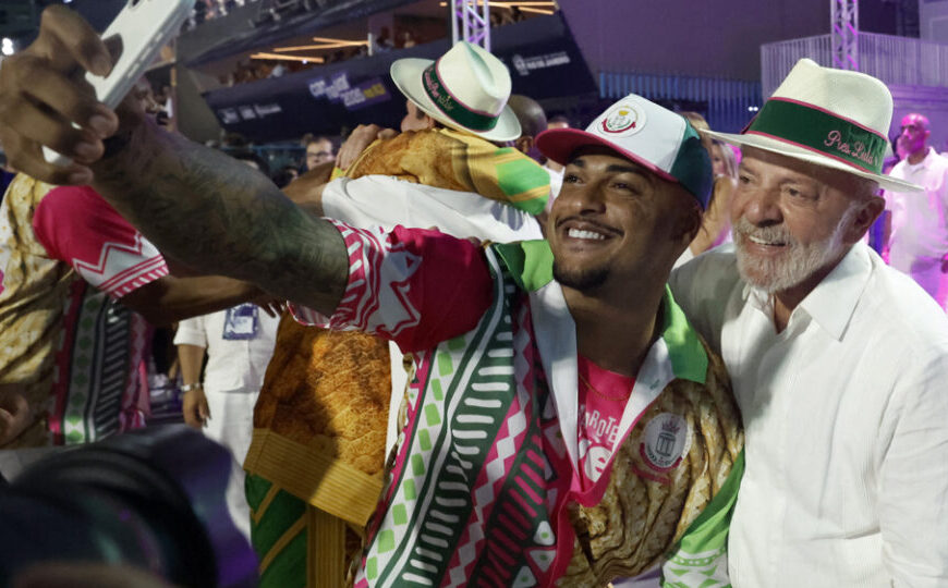 Críticas, ações no TSE e pedido de inelegibilidade: direita reage a desfile sobre Lula