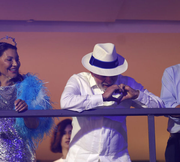 “Foi lindo”, diz Lula sobre desfiles de carnaval&hellip;