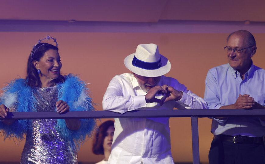 “Foi lindo”, diz Lula sobre desfiles de carnaval no Rio de Janeiro