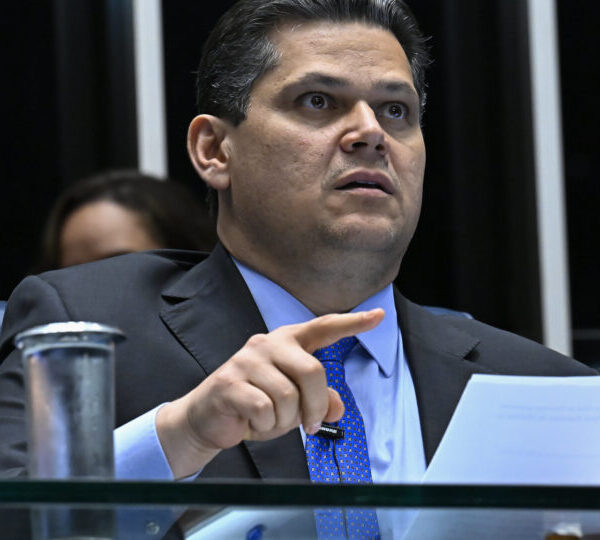 Oposição diz que Alcolumbre é obrigado a criar&hellip;