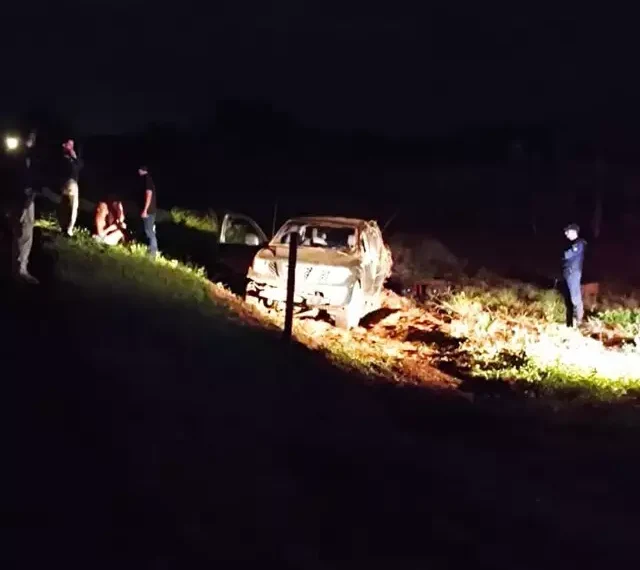 Motorista morre e passageiro fica gravemente ferido após caminhonete capotar na BR-376