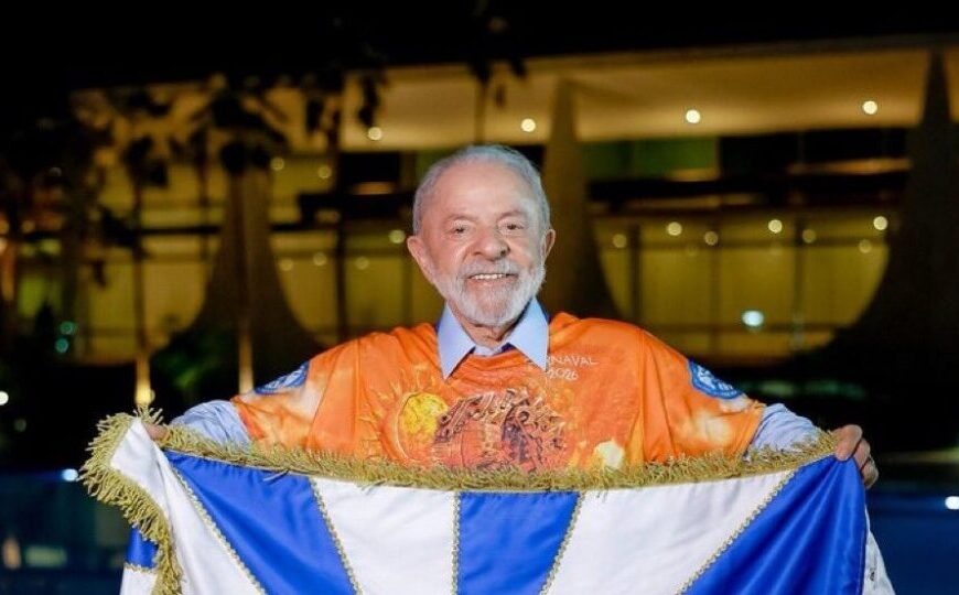 Ministro do TCU mantém repasse de R$ 1 mi a escola com samba-enredo do Lula