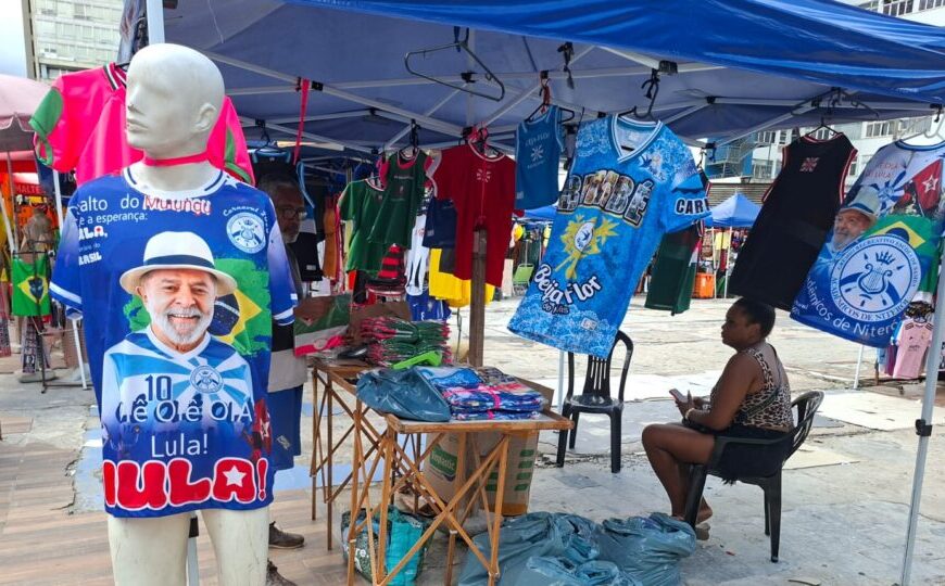 Escola de samba estreante na elite do Rio cresce com propaganda para Lula e venda de camisetas