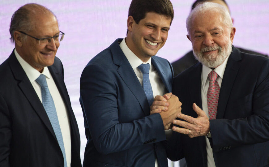João Campos se reúne com Lula e defende permanência de Alckmin como vice