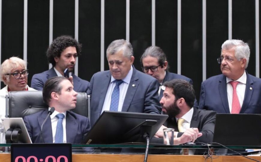 Após acordo com governo, Câmara aprova versão de Derrite para PL antifacção