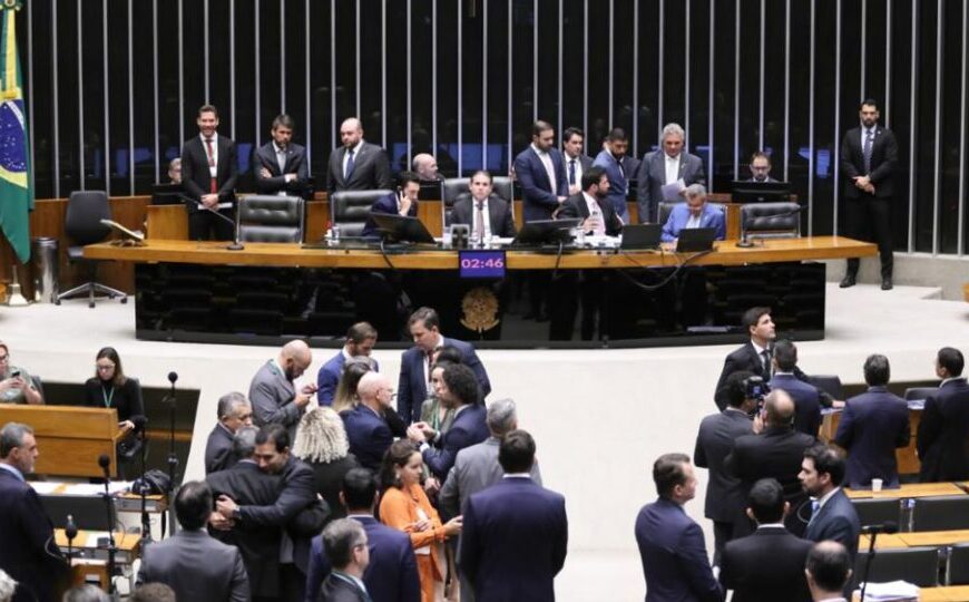 Congresso aprova reajuste e gratificação de até 100% a servidores da Câmara e do Senado