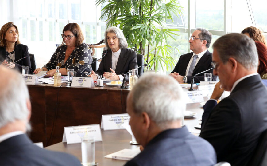 Cármen Lúcia apresenta regras de conduta a presidentes de TREs para eleições 2026