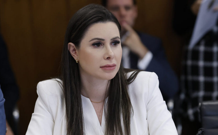 Bolsonaro diz a aliados que Carlos e Carol de Toni disputarão Senado em SC; PP reage