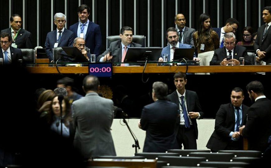 Retomada no Congresso: Oposição foca em derrubar veto à dosimetria e Banco Master