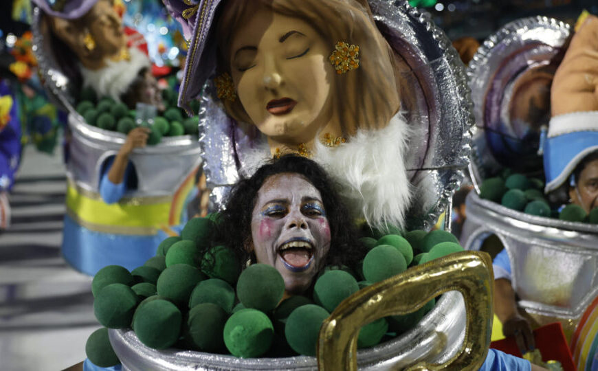 Parlamentares querem punir escola de samba lulista por ridicularizar evangélicos