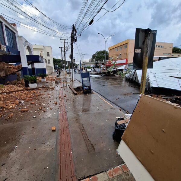 Tarde de caos: tempestade provoca estragos e assusta&hellip;
