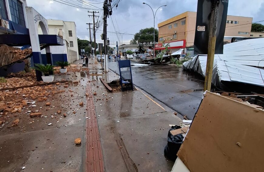 Tarde de caos: tempestade provoca estragos e assusta moradores em Ponta Porã