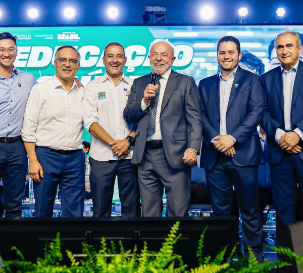 Lula brinca com prefeitos do PL e diz&hellip;