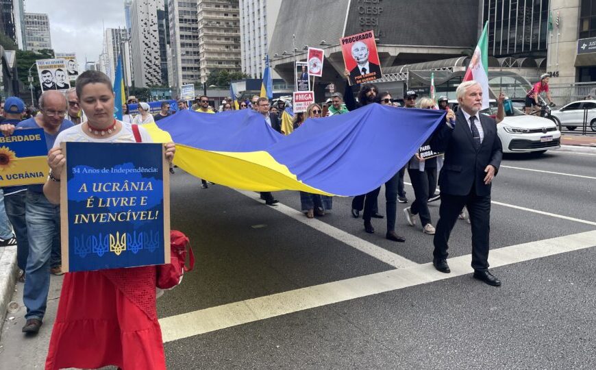 Manifestações e missas lembram os quatro anos de guerra na Ucrânia em São Paulo e Curitiba