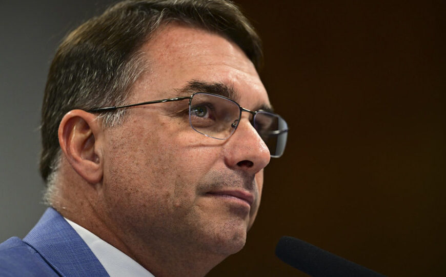 Flávio Bolsonaro defende maioridade penal de 14 anos em casos de estupro