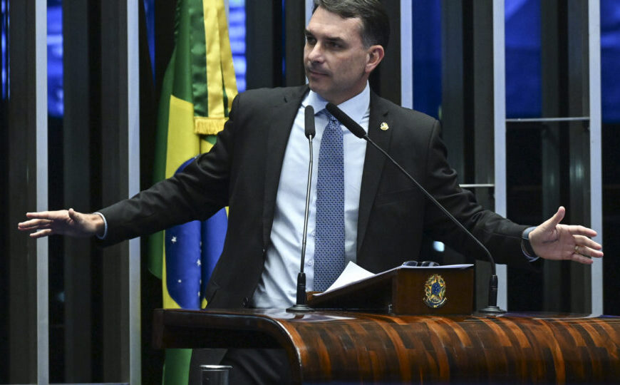 Flávio Bolsonaro protocola PEC pelo fim da reeleição para presidente