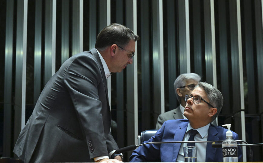 Flávio Bolsonaro pede inclusão de Haddad e Rui Costa em pedido de CPI do Master