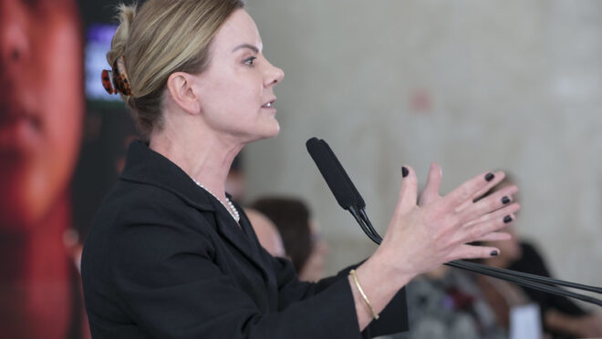 Gleisi acusa Nikolas Ferreira de usar jatinho de Vorcaro para campanha eleitoral