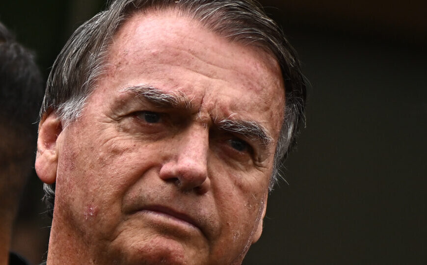 Bolsonaro correu e ainda corre risco de morte, dizem médicos
