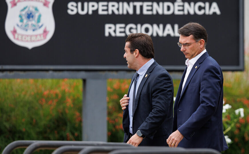 Flávio vira advogado de Bolsonaro e obtém livre acesso ao pai