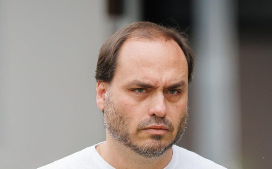 Carlos diz que pai está inchado e que se atendimento demorasse, Bolsonaro teria morrido