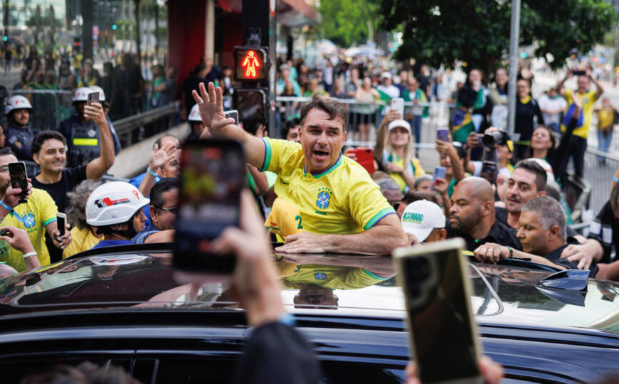 Flávio Bolsonaro promete anistia e projeta volta do pai ao Planalto em 2027
