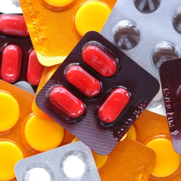 Cmed multa distribuidoras de medicamentos e defende regulamentação