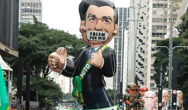 Ato resgata tradição dos bonecos infláveis e mostra Bolsonaro censurado na Paulista