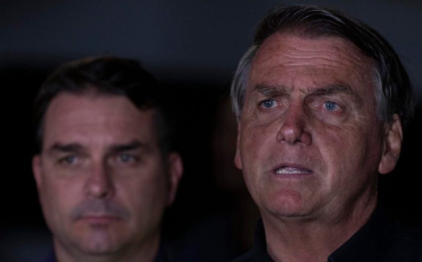 Prisão domiciliar amplia presença política de Bolsonaro e beneficia campanha de Flávio