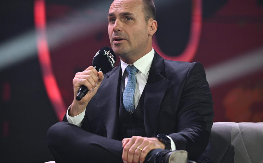 Na Hungria, Eduardo Bolsonaro diz que Flávio deve endurecer regras contra ONGs estrangeiras