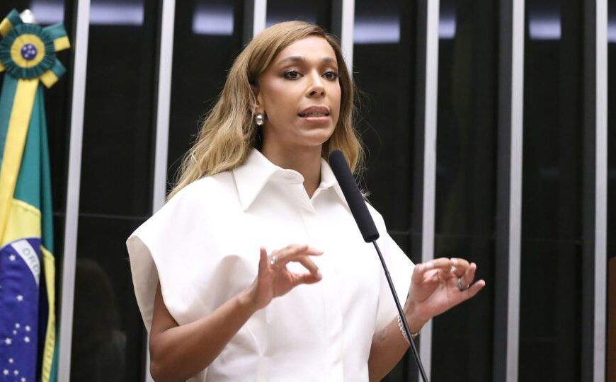 Depois de embate com Ratinho, Erika Hilton aciona MP contra governo de Ratinho Jr.