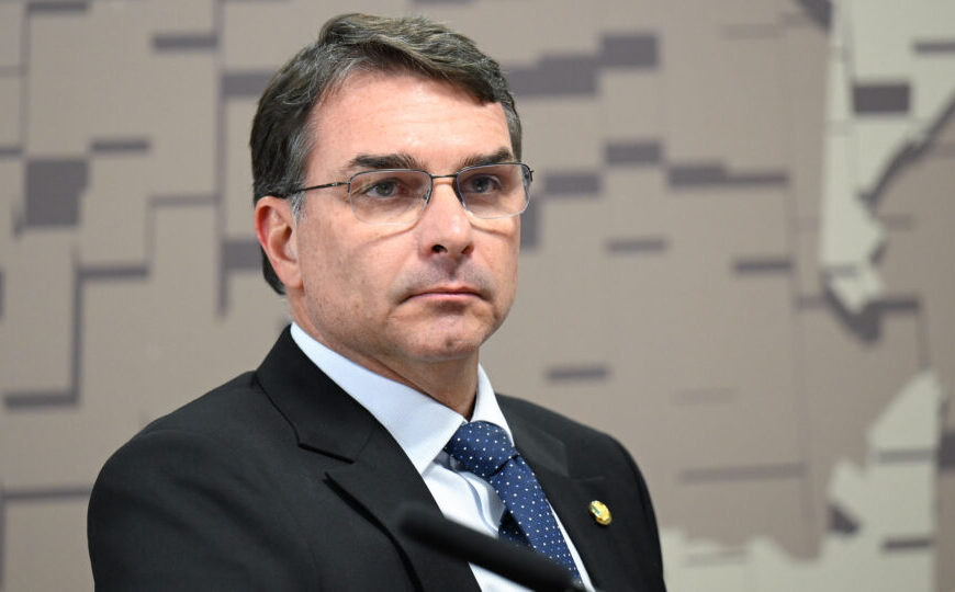 Flávio se reúne com Moraes para pedir prisão domiciliar de Bolsonaro