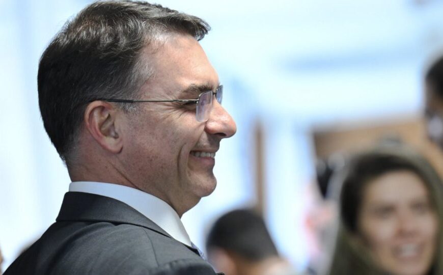 Flávio acumula vitórias na Justiça contra PT nas redes sociais durante pré-campanha