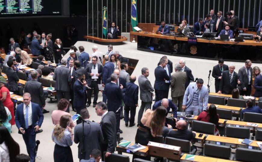 Câmara aprova PEC da Segurança Pública sem redução da maioridade penal