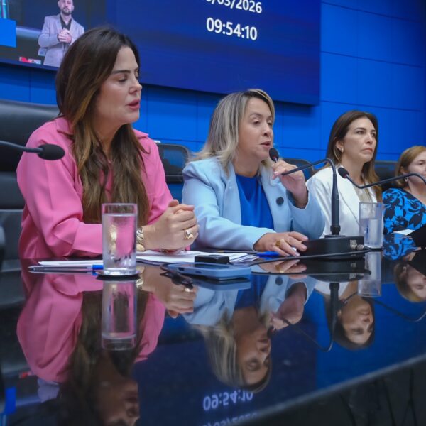 Lia Nogueira conduz minuto de silêncio por vítimas&hellip;