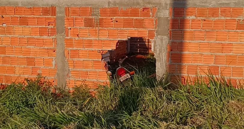 Motociclista morre ao passar por rotatória e bater em muro