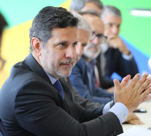 Lula anuncia Leonardo Barchini como novo ministro da&hellip;