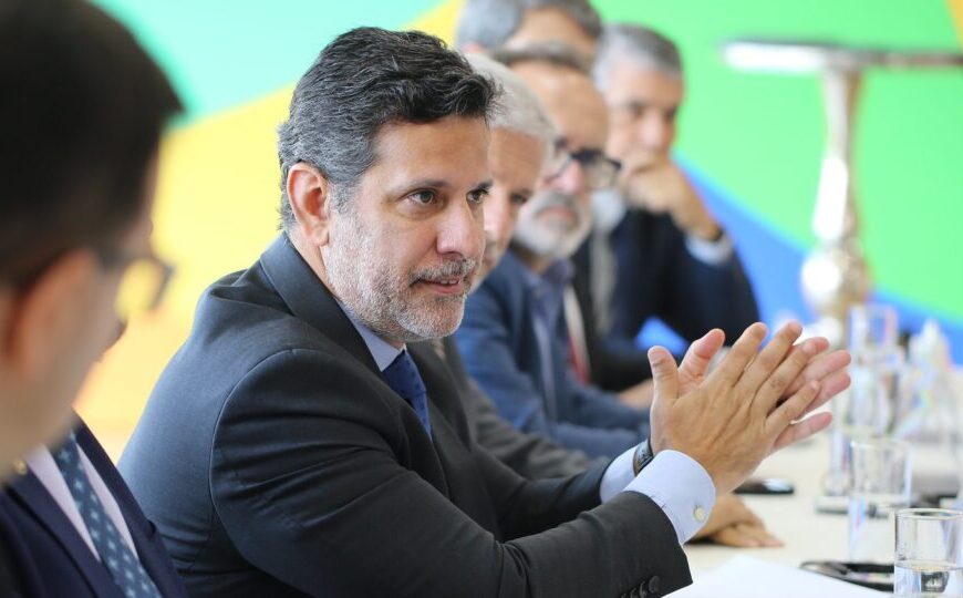Lula anuncia Leonardo Barchini como novo ministro da Educação