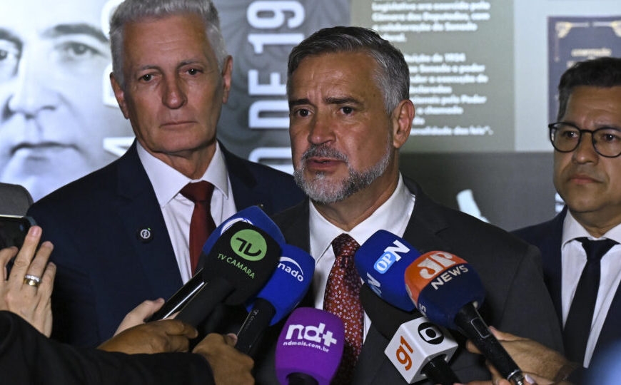 CPMI do INSS: Governistas querem indiciar Bolsonaro e Flávio em relatório paralelo