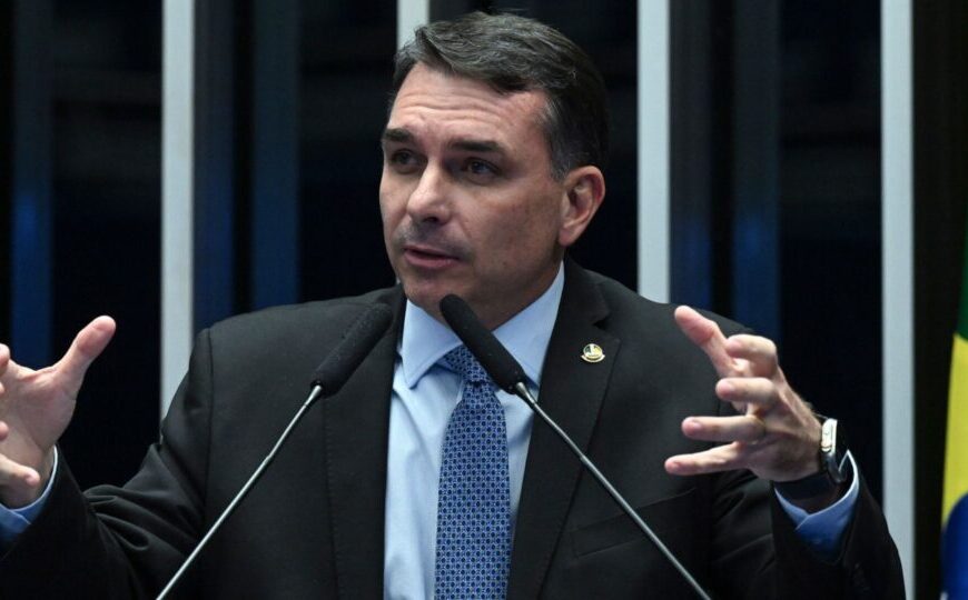 Flávio diz que Bolsonaro, aliados e “perseguidos” subirão&hellip;