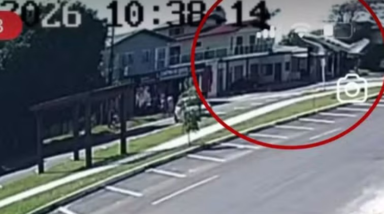 Quatro pessoas morrem em queda de avião sobre casa no Rio Grande do Sul