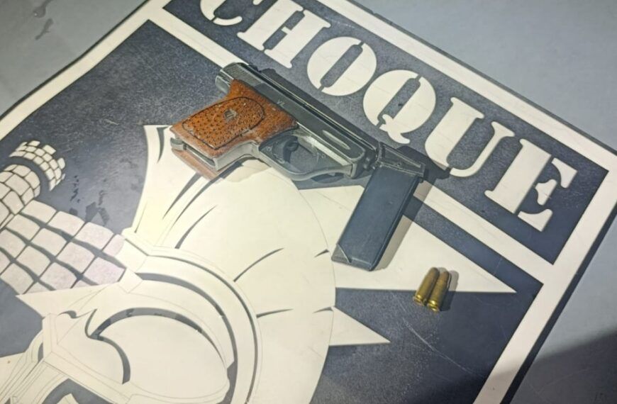 Dupla é presa pela PM ameaçando músico em conveniência