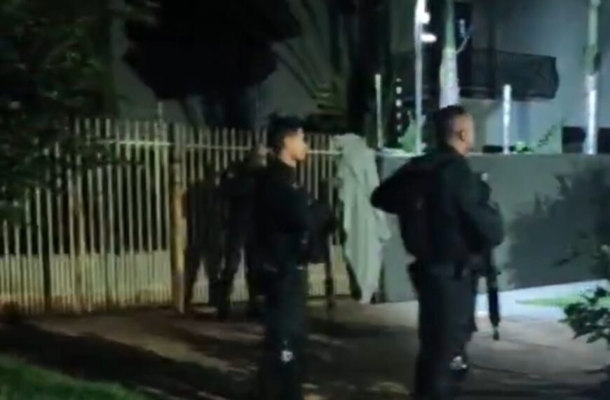 Polícia investiga morte de homem encontrado pendurado em grade