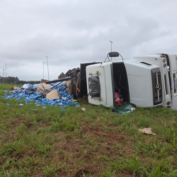 Carreta carregada de cerveja tomba na BR-463