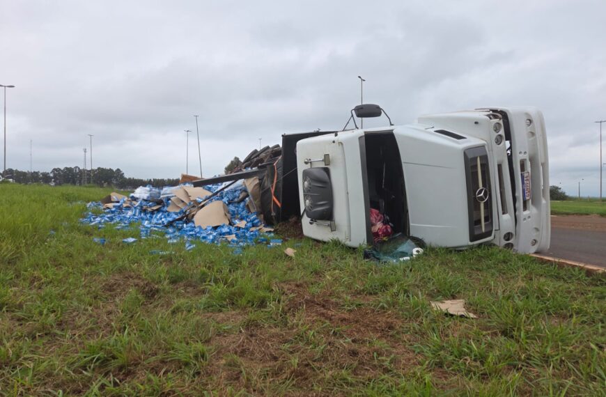 Carreta carregada de cerveja tomba na BR-463